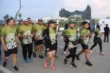 Peserta mengikuti Nusantara TNI Fun Run di kawasan Ibu Kota Nusantara (IKN), Penajam Paser Utara, Kalimantan Timur, Minggu (6/10/2024). Nusantara TNI Fun Run yang memperlombakan kategori 5k diikuti sekitar 3.200 peserta tersebut dalam rangka memeriahkan HUT ke-79 TNI. Bank Kaltimtara mengeluarkan pengumuman lelang untuk Mal tersebut yang sudah berlangsung sejak 29 Agustus 2024 lalu dengan tanah seluas 11.355 meter persegi dan bangunan seluas 53.268 meter persegi yang dihargai senilai Rp501,17 miliar imbas dari sepinya pengunjung. ANTARA FOTO/M Risyal Hidayat