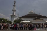 Sejumlah pencari kerja antre untuk melamar pekerjaan saat pameran bursa kerja di halaman Masjid Raya Al-Bantani, Kota Serang, Banten, Selasa (8/10/2024). Berdasarkan data dari Badan Pusat Statistik (BPS) pada Semester I 2024 tingkat pengangguran terbuka (TBT) Provinsi Banten mencapai 7,02 persen atau sebanyak 424,69 ribu orang, yang merupakan angka tertinggi dibandingkan seluruh provinsi di Indonesia dan jauh di bawah rata-rata persentasi pengangguran nasional yakni 4,82 persen. ANTARA FOTO/Angga Budhiyanto/gp