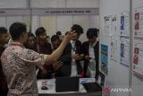 Sejumlah pencari kerja mencari informasi lowongan pekerjaan saat pameran bursa kerja di halaman Masjid Raya Al-Bantani, Kota Serang, Banten, Selasa (8/10/2024). Berdasarkan data dari Badan Pusat Statistik (BPS) pada Semester I 2024 tingkat pengangguran terbuka (TBT) Provinsi Banten mencapai 7,02 persen atau sebanyak 424,69 ribu orang, yang merupakan angka tertinggi dibandingkan seluruh provinsi di Indonesia dan jauh di bawah rata-rata persentasi pengangguran nasional yakni 4,82 persen. ANTARA FOTO/Angga Budhiyanto/gp