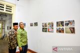 Calon Wali Kota Bandung nomor urut tiga Muhammad Farhan (kanan) bersama Calon Wali Kota Bandung nomor urut tiga Erwin (kiri) mengamati karya foto saat melakukan kunjungan ke Kantor Biro Antara Jawa barat di Jalan Braga, Bandung, Jawa Barat, Selasa (8/10/2024). Pada minggu kedua masa kampanye Pilkada 2024, pasangan tersebut berkunjung ke berbagai kantor media yang ada di Kota Bandung. ANTARA FOTO/Raisan Al Farisi/agr