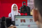 Pelajar menjalani proses perekaman data KTP elektronik saat layanan jemput bola perekaman KTP-el di SMA Putra Mandiri, Cimahi Utara, Kota Cimahi, Jawa Barat, Selasa (8/10/2024). Pemerintah Daerah Kota Cimahi terus melakukan percepatan perekaman dan pencetakan KTP elektronik bagi pemilih pemula agar bisa menyalurkan hak pilihnya pada Pilkada serentak 27 November 2024. ANTARA FOTO/Abdan Syakura/agr