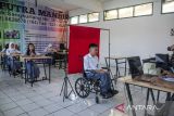 Pelajar penyandang disabilitas menjalani proses perekaman data KTP elektronik saat layanan jemput bola perekaman KTP-el di SMA Putra Mandiri, Cimahi Utara, Kota Cimahi, Jawa Barat, Selasa (8/10/2024). Pemerintah Daerah Kota Cimahi terus melakukan percepatan perekaman dan pencetakan KTP elektronik bagi pemilih pemula agar bisa menyalurkan hak pilihnya pada Pilkada serentak 27 November 2024. ANTARA FOTO/Abdan Syakura/agr