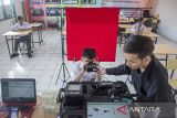 Pelajar penyandang disabilitas menjalani proses perekaman data KTP elektronik saat layanan jemput bola perekaman KTP-el di SMA Putra Mandiri, Cimahi Utara, Kota Cimahi, Jawa Barat, Selasa (8/10/2024). Pemerintah Daerah Kota Cimahi terus melakukan percepatan perekaman dan pencetakan KTP elektronik bagi pemilih pemula agar bisa menyalurkan hak pilihnya pada Pilkada serentak 27 November 2024. ANTARA FOTO/Abdan Syakura/agr