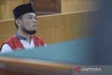 Terdakwa M ljudin Rahmat menjalani sidang putusan kasus pembalakan liar di Pengadilan Negeri Ciamis Kelas I B, Kabupaten Ciamis, Jawa Barat, Selasa (8/10/2024). Majelis Hakim menjatuhkan hukuman penjara selama lima tahun dan denda Rp1 miliar dengan kententuan, jika tidak dibayar maka digantikan kurungan selama tiga bulan kepada ljudin karena terbukti melakukan pembalakan liar atau illegal logging di lahan Perhutani KPH Ciamis yang merugikan Negara sebesar Rp9,9 miliar. ANTARA FOTO/Adeng Bustomi/agr