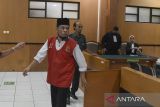 Terdakwa M ljudin Rahmat berjalan usai menjalani sidang putusan kasus pembalakan liar di Pengadilan Negeri Ciamis Kelas I B, Kabupaten Ciamis, Jawa Barat, Selasa (8/10/2024). Majelis Hakim menjatuhkan hukuman penjara selama lima tahun dan denda Rp1 miliar dengan kententuan, jika tidak dibayar maka digantikan kurungan selama tiga bulan kepada ljudin karena terbukti melakukan pembalakan liar atau illegal logging di lahan Perhutani KPH Ciamis yang merugikan Negara sebesar Rp9,9 miliar. ANTARA FOTO/Adeng Bustomi/agr
