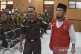 Terdakwa M ljudin Rahmat (kanan) berjalan usai menjalani sidang putusan kasus pembalakan liar di Pengadilan Negeri Ciamis Kelas I B, Kabupaten Ciamis, Jawa Barat, Selasa (8/10/2024). Majelis Hakim menjatuhkan hukuman penjara selama lima tahun dan denda Rp1 miliar dengan kententuan, jika tidak dibayar maka digantikan kurungan selama tiga bulan kepada ljudin karena terbukti melakukan pembalakan liar atau illegal logging di lahan Perhutani KPH Ciamis yang merugikan Negara sebesar Rp9,9 miliar. ANTARA FOTO/Adeng Bustomi/agr