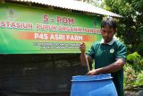 Warga membuat pupuk organik cair di Stasiun Pupuk Organik Mandiri (S-POM), Lumajang, Jawa Timur, Selasa (8/10/2024). Stasiun Pupuk Organik Mandiri milik Pusat Pelatihan Pertanian dan Perdesaan Swadaya (P4S) Asri Farm tersebut dalam sekali produksi mampu menghasilkan 2000 liter pupuk organik cair berbahan dasar kotoran ternak yang dijual seharga Rp5 ribu per liter sebagai upaya mengurangi penggunaan pupuk kimia. ANTARA Jatim/Irfan Sumanjaya/mas.