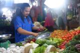 Pedagang cabai memilih cabai untuk pembeli di Pasar Teratai Jeruju, Pontianak, Kalimantan Barat, Selasa (8/10/2024). Pedagang di pasar tersebut mengatakan saat ini harga cabai merah mengalami penurunan dari Rp100 ribu per kilogram menjadi Rp65 ribu per kilogram. Antara Kalbar/Edo Saputra/Jhw.