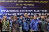 Menteri Agraria dan Tata Ruang/Kepala Badan Pertanahan Nasional (ATR/BPN) Agus Harimurti Yudhoyono (tengah), Dirjen Survei dan Pemetaan Pertanahan dan Ruang (SPPR) Virgo Eresta Jaya (kedua kiri),  Dirjen Penetapan Hak dan Pendaftaran Tanah Asnaedi (kiri), Pj Gubernur Jawa Timur Adhy Karyono (kedua kanan) dan Kepala Kanwil BPN Jatim Lampri (kanan) berfoto bersama saat Deklarasi 46 Kota/Kabupaten Lengkap di 23 Provinsi serta Implementasi dan Penyerahan Sertipikat Elektronik di Gedung Negara Grahadi, Surabaya, Jawa Timur, Selasa (8/10/2024). Kegiatan deklarasi tersebut menandai langkah maju dalam pengurusan tanah dan pemetaan yang lebih efektif guna memberi kepastian hukum hak atas tanah bagi masyarakat, investor serta meminimalisir sengketa dan konflik pertanahan. ANTARA Jatim/Moch Asim.