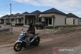 Warga mengendarai sepeda motor  di komplek perumahan yang baru selesai dibangun dalam program sejuta rumah , di desa pesisir Syiah Kuala, Banda Aceh, Aceh, Senin (7/10/2024). Pemerintah  resmi memperpanjang  pemberian insentif Pajak Pertambahan Nilai (PPN)  Ditanggung Pemerintah (DTP) 100 persen  untuk pembelian rumah hingga Desember 2024.  ANTARA FOTO/Ampelsa.