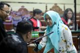 Terdakawa mantan Kasubag Umum dan Kepegawaian Badan Pelayanan Pajak Daerah (BPPD) Kabupaten Sidoarjo Siska Wati (kanan) bersalaman dengan jaksa penuntut umum seusai menjalani sidang putusan di Pengadilan Tindak Pidana Korupsi (Tipikor) Surabaya di Juanda, Sidoarjo, Jawa Timur, Rabu (9/10/2024). Majelis hakim memvonis Siska Wati dengan pidana penjara empat tahun dan denda Rp.300 juta subsider tiga bulan penjara dalam kasus korupsi pemotongan dana insentif aparatur sipil negara BPPD Sidoarjo senilai Rp8,5 miliar. Antara Jatim/Umarul Faruq