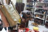 Pekerja menata kerajinan tas kulit di rumah produksi Leswan Leather, Malang, Jawa Timur, Rabu (9/10/2024). Kementerian Koperasi dan Usaha Kecil dan Menengah (Kemenkop UKM) mencatat pelaku UMKM telah memiliki Nomor Induk Berusaha (NIB)  hingga September 2024 sebanyak 10 juta atau melebihi target awal yakni sebanyak 2,5 juta UMKM dengan rincian usaha mikro sebanyak 98 persen dan dua persennya adalah usaha kecil. ANTARA Jatim/Ari Bowo Sucipto/mas.