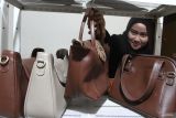 Pekerja menata kerajinan tas kulit di rumah produksi Leswan Leather, Malang, Jawa Timur, Rabu (9/10/2024). Kementerian Koperasi dan Usaha Kecil dan Menengah (Kemenkop UKM) mencatat pelaku UMKM telah memiliki Nomor Induk Berusaha (NIB)  hingga September 2024 sebanyak 10 juta atau melebihi target awal yakni sebanyak 2,5 juta UMKM dengan rincian usaha mikro sebanyak 98 persen dan dua persennya adalah usaha kecil. ANTARA Jatim/Ari Bowo Sucipto/mas.