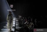 Model memperagakan busana muslim di ajang Jakarta Muslim Fashion Week (JMFW) 2025 di Indonesia Convention Exibition (ICE) BSD, Tangerang, Banten, Rabu (9/10/2024). Gelaran yang bertema ''Mark-Ink!