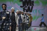 Model memperagakan busana muslim di ajang Jakarta Muslim Fashion Week (JMFW) 2025 di Indonesia Convention Exibition (ICE) BSD, Tangerang, Banten, Rabu (9/10/2024). Gelaran yang bertema ''Mark-Ink!