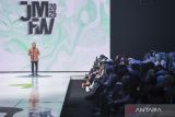 Menteri Perdagangan Zulkifli Hasan (tengah) memberi saat membuka ajang Jakarta Muslim Fashion Week (JMFW) 2025 di Indonesia Convention Exibition (ICE) BSD, Tangerang, Banten, Rabu (9/10/2024). JMFW 2025 diselenggarakan dari tanggal 9 hingga 14 Oktober 2024 dengan target transaksi senilai 3 juta dolar AS dengan menghadirkan sebanyak 200 brand. ANTARA FOTO/Galih Pradipta