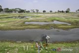 Seorang petani memompa air dari Waduk Sumur Karang yang mengalami kekeringan di Kronjo, Kabupaten Tangerang, Banten, Rabu (9/10/2024). Debit air waduk seluas 5,7 hektar tersebut menyusut karena dimanfaatkan para petani untuk mengairi sawah tadah hujan mereka yang terancam puso akibat musim kemarau. ANTARA FOTO/Sulthony Hasanuddin/gp