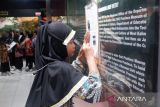 Seorang siwa SD Bawamai mengisi tugas mengobservasi artefak bersejarah di museum Kalbar, Pontaianak, Kalimantan Barat, Rabu, (9/10/2024).Kegiatan tersebut bertujuan untuk memperkenalkan warisan bersejarah di Kalbar kepada para siswa sekolah. Antara Kalbar/Edo Saputra/Jhw

