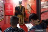 Siwa SD Bawamai mengisi tugas mengobservasi artefak bersejarah di museum Kalbar, Pontaianak, Kalimantan Barat, Rabu, (9/10/2024).Kegiatan tersebut bertujuan untuk memperkenalkan warisan bersejarah di Kalbar kepada para siswa sekolah. Antara Kalbar/Edo Saputra/Jhw