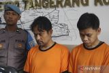 Polisi menghadirkan tersangka Sudirman (tengah) dan Yusuf Bachtiar (kanan) sebagai tersangka kasus dugaan pelecehan seksual (rudapaksa) terhadap puluhan anak penghuni Panti Asuhan Darussalam An Nur saat rilis kasus itu di Mapolres Metro Tangerang Kota, Tangerang, Banten, Selasa (8/10/2024). Dalam kasus tersebut polisi menetapkan 3 tersangka yakni Sudirman selaku ketua yayasan, Yusuf Bachtiar selaku pengasuh dan 1 tersangka yang masuk dalam daftar pencarian orang (DPO) Yandi Supriyadi. ANTARA FOTO/Muhammad Iqbal/Spt/gp