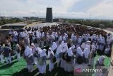 Sejumlah pelajar dievakuasi ke lantai atas gedung penyelamatan Museum Tsunami Aceh saat Simulasi Evakuasi Mandiri di Banda Aceh, Aceh, Rabu (9/10/2024). Simulasi Evakuasi Mandiri yang diawali di sekolah dan kemudian dilanjutkan evakuasi masal pelajar ke gedung penyelamatan Museum Tsunami Aceh itu dalam rangkaian Peringatan Bulan Pengurangan Resiko Bencana (PRB) dengan melibatkan sebanyak 3.565 pelajar SD, SMP dan SMA yang bertujuan meningkatkan kesiapsiagaan dan mengurangi resiko korban jika terjadi bencana. ANTARA FOTO/Ampelsa.