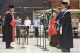Ketua Pengadilan Tinggi Kalimantan Timur Nyoman Gede Wirya (kiri) mengambil sumpah Pimpinan DPRD Provinsi Kaltim saat Rapat Paripurna penetapan pimpinan DPRD Provinsi Kaltim Masa Jabatan 2024-2029 di Gedung DPRD Provinsi Kaltim di Samarinda, Kamis (10/10/2024). Rapat Paripurna tersebut menetapkan Hasanuddin Mas'ud sebagai Ketua DPRD Provinsi Kaltim, sementara Wakil Ketua DPRD Provinsi Kaltim dijabat oleh Ekti Imanuel, Ananda Emira Moeis, dan Yenni Eviliana. Antara Kaltim/M Risyal Hidayat