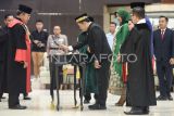 Ketua Pengadilan Tinggi Kalimantan Timur Nyoman Gede Wirya (kiri) menyaksikan Ketua DPRD Provinsi Kaltim  Hasanuddin Mas'ud (tengah) menandatangani berita acara saat Rapat Paripurna penetapan pimpinan DPRD Provinsi Kaltim Masa Jabatan 2024-2029 di Gedung DPRD Provinsi Kaltim di Samarinda, Kamis (10/10/2024). Rapat Paripurna tersebut menetapkan Hasanuddin Mas'ud sebagai Ketua DPRD Provinsi Kaltim, sementara Wakil Ketua DPRD Provinsi Kaltim dijabat oleh Ekti Imanuel, Ananda Emira Moeis, dan Yenni Eviliana. Antara Kaltim/M Risyal Hidayat