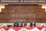 Ketua DPRD Provinsi Kalimantan Timur Hasanuddin Mas'ud (tengah) memimpin jalannya Rapat Paripurna penetapan pimpinan DPRD Provinsi Kaltim Masa Jabatan 2024-2029 di Gedung DPRD Provinsi Kaltim di Samarinda, Kamis (10/10/2024). Rapat Paripurna tersebut menetapkan Hasanuddin Mas'ud sebagai Ketua DPRD Provinsi Kaltim, sementara Wakil Ketua DPRD Provinsi Kaltim dijabat oleh Ekti Imanuel, Ananda Emira Moeis, dan Yenni Eviliana. Antara Kaltim/M Risyal Hidayat