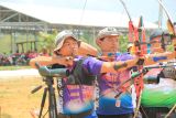 Kejuaraan panahan terbuka se-Bangka Belitung dalam rangka Hari Ulang Tahun (HUT) TNI Ke-79 tahun 2024 di lapangan sepak bola Makodim 0432 Bangka Selatan menjadi ajang pencarian atlet-atlet berprestasi dalam cabang olahraga panahan di daerah itu. ANTARA/Rusdiyanto 