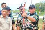 Kasrem 045 Garuda Jaya Kolonel Inf Ichwansyah secara resmi membuka kejuaraan panahan terbuka HUT TNI Ke-79 di lapangan sepak bola Makodim 0432 Bangka Selatan. ANTARA/Rusdiyanto 