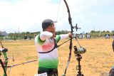 Peserta Kejuaraan Panahan terbuka HUT TNI Ke-79 di lapangan sepak bola Makodim 0432 Bangka Selatan bersiap untuk membidik sasaran. ANTARA/Rusdiyanto 