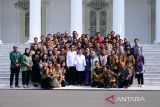 Presiden Jokowi ajak pegawai hingga wartawan foto bersama jelang purnatugas