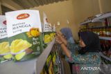 Pekerja menyusun produk yang akan dipajang di galeri UMKM Rumah Edukasi Kenanga di Indramayu, Jawa Barat, Rabu (9/10/2024). Kementerian Koperasi dan Usaha Kecil dan Menengah (Kemenkop UKM) mengatakan selama periode 2021-2024 telah memfasilitasi pelatihan dan pendampingan kepada 16.785 pelaku usaha mikro untuk meningkatkan keterampilan manajerial, pemasaran, produksi dan keuangan. ANTARA FOTO/Dedhez Anggara/agr
