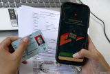 Petugas Dinas Kependudukan dan Pencatatan Sipil (Disdukcapil) membantu warga membuat KTP Digital melalui aplikasi dalam pelayanan administrasi kependudukan jemput bola di Kantor Kelurahan Sukun, Malang, Jawa Timur, Kamis (10/10/2024). Kegiatan tersebut dilakukan di sejumlah titik sebagai salah satu upaya mendukung percepatan capaian target perekaman KTP elektronik  penduduk di Indonesia berusia 17 tahun ke atas sebesar 99,4 persen atau sebanyak 207.889.876 jiwa. ANTARA Jatim/Ari Bowo Sucipto/mas.