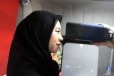 Petugas Dinas Kependudukan dan Pencatatan Sipil (Disdukcapil) melakukan perekaman ktp elektronik seorang warga dalam pelayanan administrasi kependudukan jemput bola di Kantor Kelurahan Sukun, Malang, Jawa Timur, Kamis (10/10/2024). Kegiatan tersebut dilakukan di sejumlah titik sebagai salah satu upaya mendukung percepatan capaian target perekaman KTP elektronik  penduduk di Indonesia berusia 17 tahun ke atas sebesar 99,4 persen atau sebanyak 207.889.876 jiwa. ANTARA Jatim/Ari Bowo Sucipto/mas.