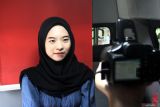 Petugas Dinas Kependudukan dan Pencatatan Sipil (Disdukcapil) melakukan perekaman ktp elektronik seorang warga dalam pelayanan administrasi kependudukan jemput bola di Kantor Kelurahan Sukun, Malang, Jawa Timur, Kamis (10/10/2024). Kegiatan tersebut dilakukan di sejumlah titik sebagai salah satu upaya mendukung percepatan capaian target perekaman KTP elektronik  penduduk di Indonesia berusia 17 tahun ke atas sebesar 99,4 persen atau sebanyak 207.889.876 jiwa. ANTARA Jatim/Ari Bowo Sucipto/mas.