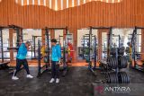 Pelatih dan atlet lari gawang menggunakan fasilitas kebugaran di Pusat Pelatihan Atletik Nasional usai diresmikan di Desa Bandasari, Pangalengan, Kabupaten Bandung, Jawa Barat, Kamis (10/10/2024). Pusat Pelatihan Atletik Nasional yang memiliki fasilitas pusat kebugaran, lintasan lari, lompat jauh, lempar lembing, dan asrama berkapasitas 90 orang tersebut ditujukan untuk mempersiapkan atlet dalam menghadapi kejuaraan intenasional. ANTARA FOTO/Raisan Al Farisi/agr
