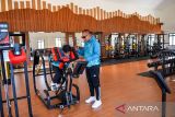 Pelatih dan atlet lari gawang menggunakan fasilitas kebugaran di Pusat Pelatihan Atletik Nasional usai diresmikan di Desa Bandasari, Pangalengan, Kabupaten Bandung, Jawa Barat, Kamis (10/10/2024). Pusat Pelatihan Atletik Nasional yang memiliki fasilitas pusat kebugaran, lintasan lari, lompat jauh, lempar lembing, dan asrama berkapasitas 90 orang tersebut ditujukan untuk mempersiapkan atlet dalam menghadapi kejuaraan intenasional. ANTARA FOTO/Raisan Al Farisi/agr
