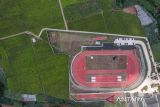 Foto udara Pusat Pelatihan Atletik Nasional usai diresmikan di Desa Bandasari, Pangalengan, Kabupaten Bandung, Jawa Barat, Kamis (10/10/2024). Pusat Pelatihan Atletik Nasional yang memiliki fasilitas pusat kebugaran, lintasan lari, lompat jauh, lempar lembing, dan asrama berkapasitas 90 orang tersebut ditujukan untuk mempersiapkan atlet dalam menghadapi kejuaraan intenasional. ANTARA FOTO/Raisan Al Farisi/agr
