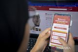 Warga mengakses aplikasi belanja daring di Kota Cimahi, Jawa Barat, Rabu (9/10/2024). Direktorat Jenderal Pajak Kementerian Keuangan (DJP Kemenkeu) mencatat realisasi penerimaan pajak dari sektor usaha ekonomi digital pada September 2024 mencapai Rp28,91 triliun dengan rincian pemungutan pajak pertambahan nilai perdagangan melalui sistem elektronik (PPN PMSE) sebesar Rp23,04 triliun, pajak kripto sebesar Rp914,2 miliar, pajak fintech (P2P lending) sebesar Rp2,57 triliun dan pajak dari pihak lain atas transaksi pengadaan barang dan jasa melalui sistem informasi pengadaan penerintah (SIPP) mencapai Rp2,38 triliun. ANTARA FOTO/Abdan Syakura/agr