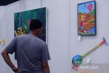 Pengunjung melihat lukisan di Taman Budaya, Pontianak, Kalimantan Barat, Kamis (10/10/2024). Dalam pameran tersebut menampilkan 50 karya seni rupa hasil karya lima pelukis Kalbar dan anak-anak yang telah mengikuti kegiatan melukis  yang digelar UPT Museum Kalbar. Antara Kalbar/Edo Saputra/Jhw