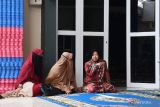 Calon Gubernur Jawa Timur nomor urut tiga Tri Rismaharini (kanan) berbincang dengan pengurus pondok saat melakukan kunjungan untuk bersilaturahmi di Pondok Pesantren Al-Fatah Temboro, Magetan, Jawa Timur, Kamis (10/10/2024). Pada kesempatan tersebut Risma meminta doa kepada pimpinan pondok dan menyatakan bila terpilih menjadi gubernur akan mengupayakan peningkatan sarana dan prasarana pondok pesantren sekaligus kesejahteraan ustadz dan ustadzah. Antara Jatim/Siswowidodo/um