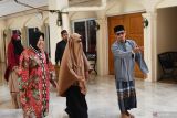 Calon Gubernur Jawa Timur nomor urut tiga Tri Rismaharini (kiri) disambut pengurus pondok saat melakukan kunjungan untuk bersilaturahmi di Pondok Pesantren Al-Fatah Temboro, Magetan, Jawa Timur, Kamis (10/10/2024). Pada kesempatan tersebut Risma meminta doa kepada pimpinan pondok dan menyatakan bila terpilih menjadi gubernur akan mengupayakan peningkatan sarana dan prasarana pondok pesantren sekaligus kesejahteraan ustadz dan ustadzah. Antara Jatim/Siswowidodo/um