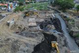 Foto udara sejumlah pekerja menyelesaikan perbaikan Dam Gambiran yang rusak akibat banjir di Lumajang, Jawa Timur, Kamis (10/10/2024). Perbaikan Dam Gambiran oleh Dinas Pekerjaan Umum Sumber Daya Air (PU SDA) Provinsi Jawa Timur tersebut ditargetkan selesai pada Desember 2024 untuk dapat mengaliri saluran irigasi bagi 278 hektare lahan pertanian. Antara Jatim/Irfan Sumanjaya/um 