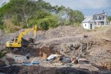 Sejumlah pekerja menyelesaikan perbaikan Dam Gambiran yang rusak akibat banjir di Lumajang, Jawa Timur, Kamis (10/10/2024). Perbaikan Dam Gambiran oleh Dinas Pekerjaan Umum Sumber Daya Air (PU SDA) Provinsi Jawa Timur tersebut ditargetkan selesai pada Desember 2024 untuk dapat mengaliri saluran irigasi bagi 278 hektare lahan pertanian. Antara Jatim/Irfan Sumanjaya/um 