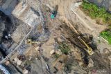 Foto udara pekerja menggunakan alat berat menyelesaikan perbaikan Dam Gambiran yang rusak akibat banjir di Lumajang, Jawa Timur, Kamis (10/10/2024). Perbaikan Dam Gambiran oleh Dinas Pekerjaan Umum Sumber Daya Air (PU SDA) Provinsi Jawa Timur tersebut ditargetkan selesai pada Desember 2024 untuk dapat mengaliri saluran irigasi bagi 278 hektare lahan pertanian. Antara Jatim/Irfan Sumanjaya/um 