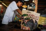 Sejumlah produk biji kopi luwak liar yang dijual di salah satu kedai Kopi, Lumajang, Jawa Timur, Jumat (11/10/2024). Biji kopi yang diperoleh dari kotoran luwak liar di sekitar kebun kopi kawasan lereng Gunung Semeru tersebut dijual seharga Rp400 ribu hingga Rp1 juta per kilogram dan telah dipasarkan ke sejumlah negara Asia, Eropa, Timur Tengah hingga Amerika. Antara Jatim/Irfan Sumanjaya/um