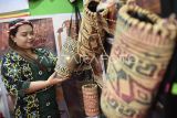 Perajin menunjukkan tas Anjat, anyaman Suku Dayak di Kalimantan Timur saat berlangsungnya BUMDes Expo 2024 di Atrium Big Mal, Samarinda, Kaltim, Jumat (11/10/2024). Pameran yang diikuti sekitar 50 perajin itu berlangsung hingga 13 Oktober mendatang yang bertujuan sebagai ajang promosi  dan apresiasi dalam mengembangkan usaha bagi BUMDes-BUMDes di Provinsi Kaltim. Antara Kaltim/M Risyal Hidayat