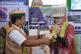 Sekretaris Daerah Provinsi Kalimantan Timur Sri Wahyuni (kanan) menerima cinnderamata dari perajin saat berlangsungnya BUMDes Expo 2024 di Atrium Big Mal, Samarinda, Kaltim, Jumat (11/10/2024). Pameran yang diikuti sekitar 50 perajin itu berlangsung hingga 13 Oktober mendatang yang bertujuan sebagai ajang promosi  dan apresiasi dalam mengembangkan usaha bagi BUMDes-BUMDes di Provinsi Kaltim. Antara Kaltim/M Risyal Hidayat