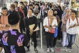 Sejumlah warga pencari kerja mengantre saat bursa kerja Naker Fest di Kantor Dinas Tenaga Kerja Kabupaten Tangerang, Banten, Jumat (11/10/2024). Badan Pusat Statistik mencatat angka pengangguran terbuka per Februari 2024 mencapai 19,31 juta orang, yakni sebanyak 7,20 juta orang pengangguran dan sebanyak 12,11 juta orang merupakan setengah pengangguran atau sedang mencari pekerjaan yang lebih layak sehingga perlu intervensi kebijakan pemerintah guna mendorong perekonomian Indonesia dapat naik kelas. ANTARA FOTO/Sulthony Hasanuddin/gp